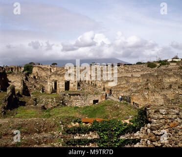 Pompéi. Ancienne ville romaine détruite à cause de l'éruption du Vésuve en 79 ap. Vue panoramique de la ville depuis le nord de l'Odéon. Pompei, Campanie, Italie. Banque D'Images