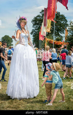Les enfants admirer une fée sur pilotis au Cornbury Music Festival 2017 Banque D'Images