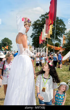 Les enfants admirer une fée sur pilotis au Cornbury Music Festival 2017 Banque D'Images