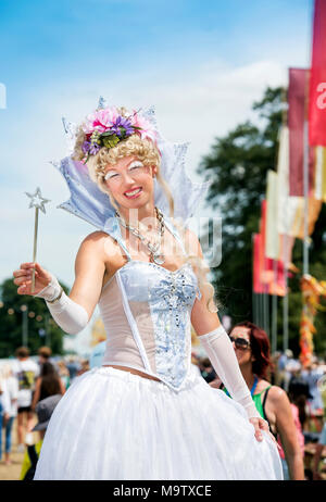 Les enfants admirer une fée sur pilotis au Cornbury Music Festival 2017 Banque D'Images
