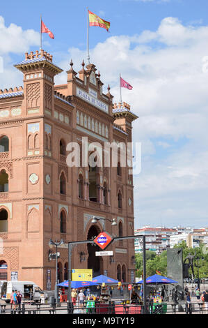 Façade de l'arène de Las Ventas Madrid Espagnol et montrant des drapeaux madrilène, avec en premier plan de métro Banque D'Images