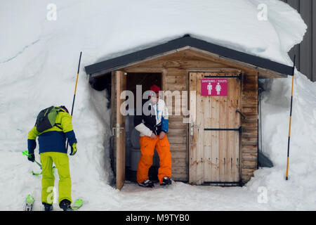 LA ROSIERE, FRANCE - Le 9 mars 2018 : l'utilisation de toilettes sur la pente, les Alpes italiennes et françaises sont en offrant de superbes conditions de ski 2018 pour la Banque D'Images