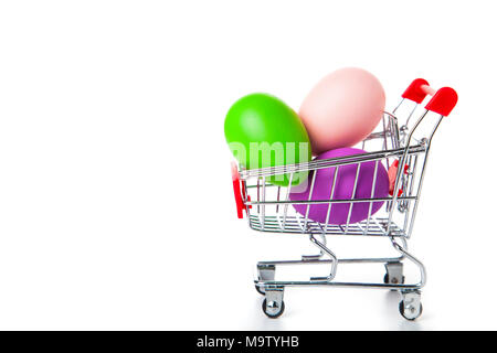 Panier avec les oeufs de Pâques sur un fond blanc. Carte de vœux de Pâques.Vente de Pâques. Banque D'Images