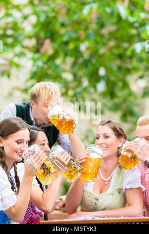 Les amis de boire une bière dans le jardin de la bière Banque D'Images