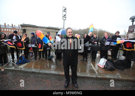 Llo Ness, l'orchestre de l'harmonie de rose rouge, qui ont utilisé des bâtons de chatouillement de mener l'orchestre à l'extérieur de la cathédrale anglicane de Liverpool à l'avance le service funéraire de Sir Ken Dodd. Banque D'Images