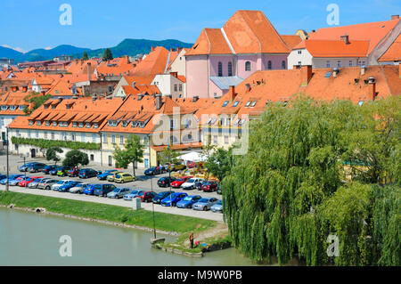 Maribor, Slovénie, Stajerska. Vue de la ville depuis le pont sur la rivière Drave Banque D'Images