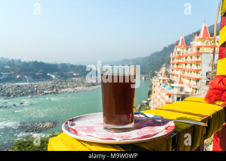 Une tasse de café sur un magnifique arrière-plan de la ville de Jujuy. Petit-déjeuner à Indien touristiques tôt le matin dans les montagnes de l'Himalaya. Banque D'Images