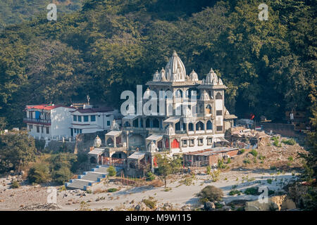 Ashram est sur les rives de la rivière. Rishikesh, yoga ville le Gange - Inde, Asie centre de spiritualité Banque D'Images