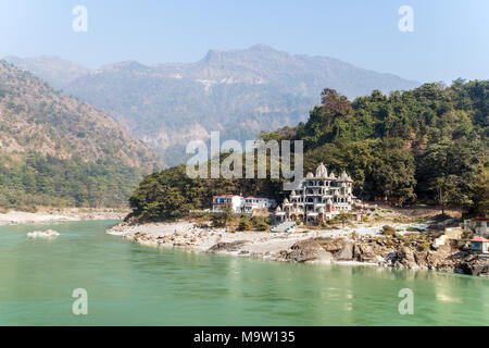 Ashram est sur les rives de la rivière. Rishikesh, yoga ville le Gange - Inde, Asie centre de spiritualité Banque D'Images
