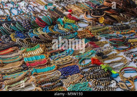 Bangles indiens colorés. bracelets de différentes couleurs et formes en vente sur le comptoir de la rue Banque D'Images