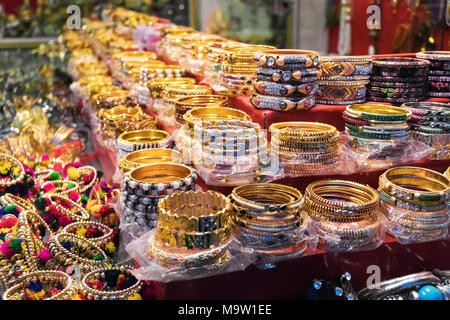 Bright colorful bracelets traditionnels tibétains en vente sur le marché de rue. Belle bracelets de charme et de fantaisie dans le style indien Banque D'Images