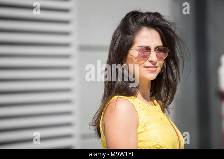 Femme en robe jaune à l'extérieur Banque D'Images
