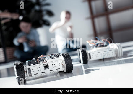 Close up sur le robot avec roues tirée par des écoliers Banque D'Images