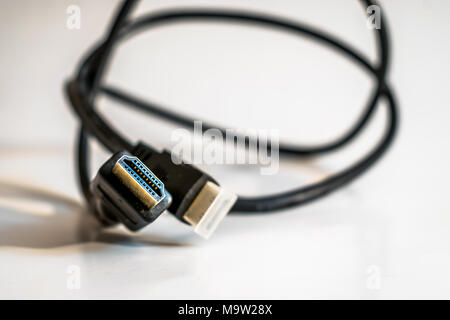 Gros plan du port HDMI et les câbles à l'arrière-plan noir avec fond blanc Banque D'Images