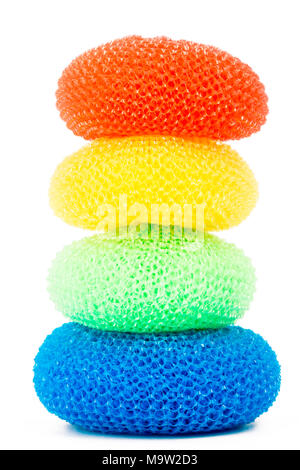 Tour de récurer en plastique vibrant isolé sur fond blanc Banque D'Images