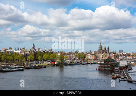 Navires dans l'Oosterdok à Amsterdam sur un clowdy sky dans les Pays-Bas. Banque D'Images