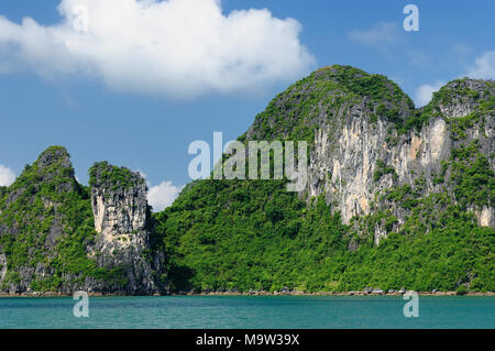 Vietnam - Rock Island dans la baie d'Halong Parc National (UNESCO). La plus belle et la plus célèbre destination touristique du Vietnam Banque D'Images