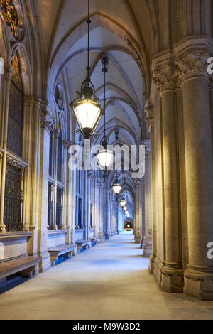 Passage voûté en face de l'Hôtel de ville (Rathaus) de Vienne, en Autriche, au début de la soirée Banque D'Images