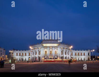 Image panoramique de Burgtheater (le Théâtre de la cour impériale) à Vienne, Autriche, de nuit Banque D'Images