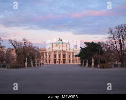 Image panoramique de Burgtheater (le Théâtre de la cour impériale) à Vienne, Autriche, au coucher du soleil Banque D'Images