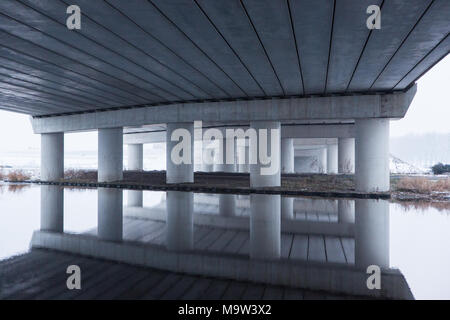 Reflet dans l'eau froide sous le pont de l'autoroute A5 à Amsterdam aux Pays-Bas. Banque D'Images