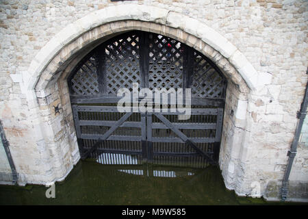 Entrée de traîtres porte à la Tour de Londres à Londres, Angleterre, Royaume-Uni. Beaucoup de prisonniers de The Tudors est entré dans la Tour de Londres par la porte des traîtres. La porte a été construit par Édouard I, de fournir une porte d'eau entrée de la tour, partie de saint Thomass Tower, qui a été conçu pour fournir des logements supplémentaires pour la famille royale. Banque D'Images