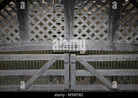 Entrée de traîtres porte à la Tour de Londres à Londres, Angleterre, Royaume-Uni. Beaucoup de prisonniers de The Tudors est entré dans la Tour de Londres par la porte des traîtres. La porte a été construit par Édouard I, de fournir une porte d'eau entrée de la tour, partie de saint Thomass Tower, qui a été conçu pour fournir des logements supplémentaires pour la famille royale. Banque D'Images