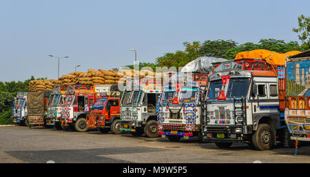 Agra, Inde - Nov 5, 2017. Remorques de camion sur l'aire de repos à Agra, en Inde. L'Agra est l'une des villes les plus peuplés dans l'Uttar Pradesh, et le 24 la plupart des pop Banque D'Images