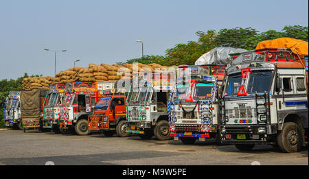 Agra, Inde - Nov 5, 2017. Remorques de camion sur l'aire de repos à Agra, en Inde. L'Agra est l'une des villes les plus peuplés dans l'Uttar Pradesh, et le 24 la plupart des pop Banque D'Images