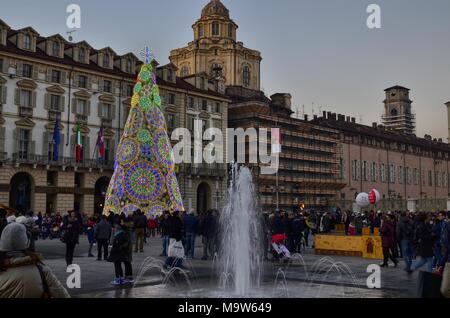 Turin, Italie, Piémont, le 8 décembre 2017. La Piazza Castello ornée avec sa caractéristique de l'arbre de Noël, les fontaines et les touristes. Banque D'Images