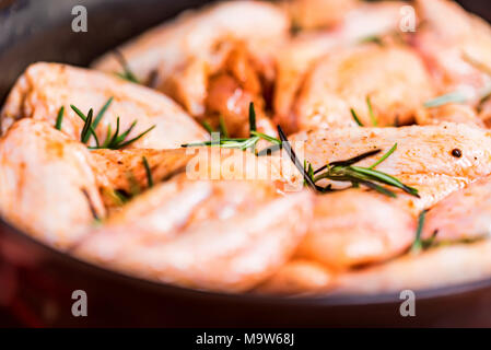 Ailes de poulets frais couverts dans le miel et épices Banque D'Images