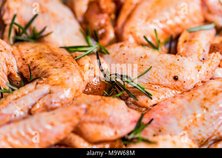 Ailes de poulets frais couverts dans le miel et épices Banque D'Images