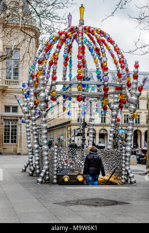 La station de métro aux couleurs vives, d'entrée en Place Collette à Paris orné de perles de verre et de sphères métalliques avec étapes en ordre décroissant de banlieue Banque D'Images