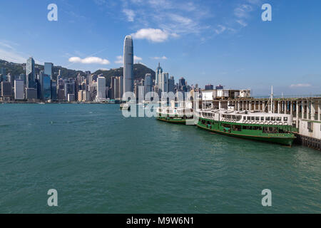 Star Ferry Pier, Victoria Harbour avec les gratte-ciel de l'île de Hong Kong en arrière-plan. Banque D'Images