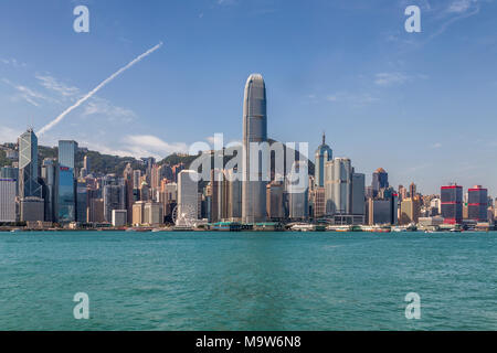 Le port de Hong Kong où les gratte-ciel de l'île de Hong Kong se dresse majestueusement en face de Victoria Peak. Banque D'Images