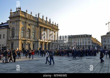 Turin, Italie, Piémont, le 8 décembre 2017. La Piazza Castello, avec des Palais Madama, touristes. Banque D'Images