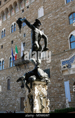 Statue de la statue de Persée avec la tête de Méduse, auteur Benvenuto Cellini, Galerie Uficci, Piazza della Signoria, Florence, Italie Banque D'Images