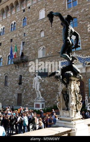 Statue de la statue de Persée avec la tête de Méduse, auteur Benvenuto Cellini, Galerie Uficci, Piazza della Signoria, Florence, Italie Banque D'Images