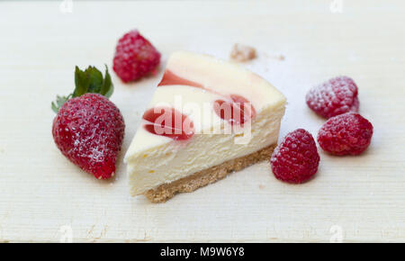 Gâteau au fromage et fruits rouges Banque D'Images