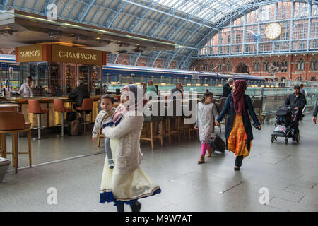 Londres. Bar à Champagne, King's Cross St Pancras. United Kingdom. Banque D'Images