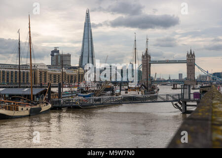 Londres. Le Shard et le Tower Bridge à partir de la banque de la Thames. United Kingdom. Banque D'Images