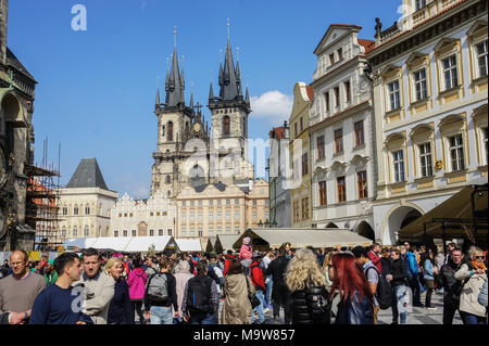 PRAGUE, RÉPUBLIQUE TCHÈQUE - 14 Avril 2017 : les touristes de la place de la Vieille Ville à Prague, en République tchèque. Banque D'Images