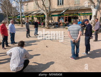 St Paul de Vence Provence mode de vie français hommes boulodrome boule pétanque Banque D'Images