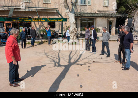 St Paul de Vence Provence mode de vie français hommes boulodrome boule pétanque Banque D'Images