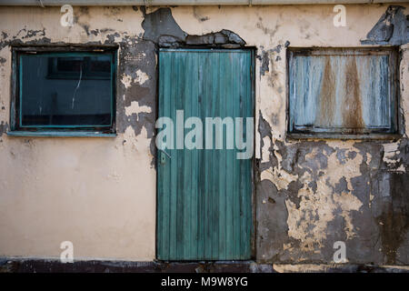 Vieille maison abandonnée avec porte et fenêtres de sarcelles Banque D'Images