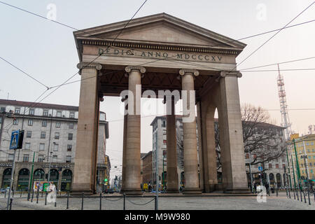 Milan, Italie Porta Ticinese porte de ville néo-classique. La structure de granit avec des piliers à Navigli, honorer la victoire de Napoléon à Marengo. Banque D'Images