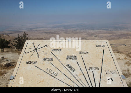 Vue depuis le Mont Nébo sur la campagne environnante avec une table d'orientation indiquant les endroits clés en Israël et Palestine. Banque D'Images