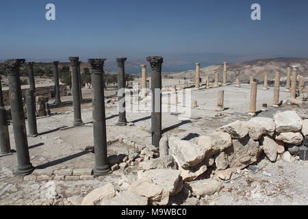 Le site romain et byzantin d'Umm Qais sur la frontière entre la Jordanie et la Syrie. Dans la distance sont la mer de Galilée (au centre) et les hauteurs du Golan (droite). Banque D'Images