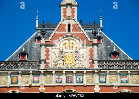 De beaux bâtiments de la gare centrale d'Amsterdam. Amsterdam a été conçu par Pierre Cuypers Banque D'Images