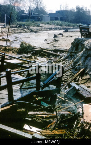 Destruction dans une maison en bord de mer après l'ouragan Donna, Breezy point, long Island, Queens, New York City, États-Unis en 1960. Dommages causés par la tempête avec des débris Banque D'Images